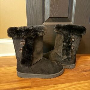 Cozy Black Boots with Faux Fur Trim